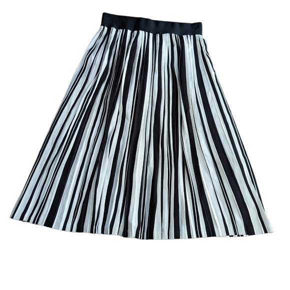 Peter Nygard Pleated Skirt - Picture 4 of 7